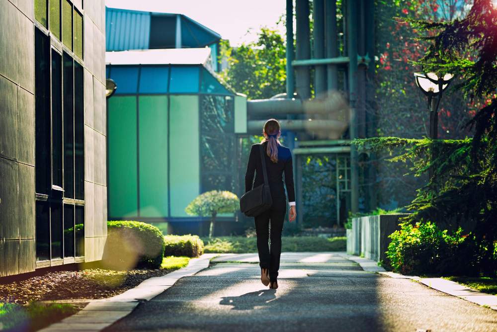 zena u okruzenju svog doma