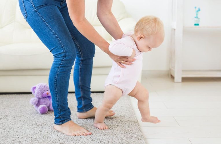 Prvi koraci bez stresa: kako pomoći bebi da prohoda?
